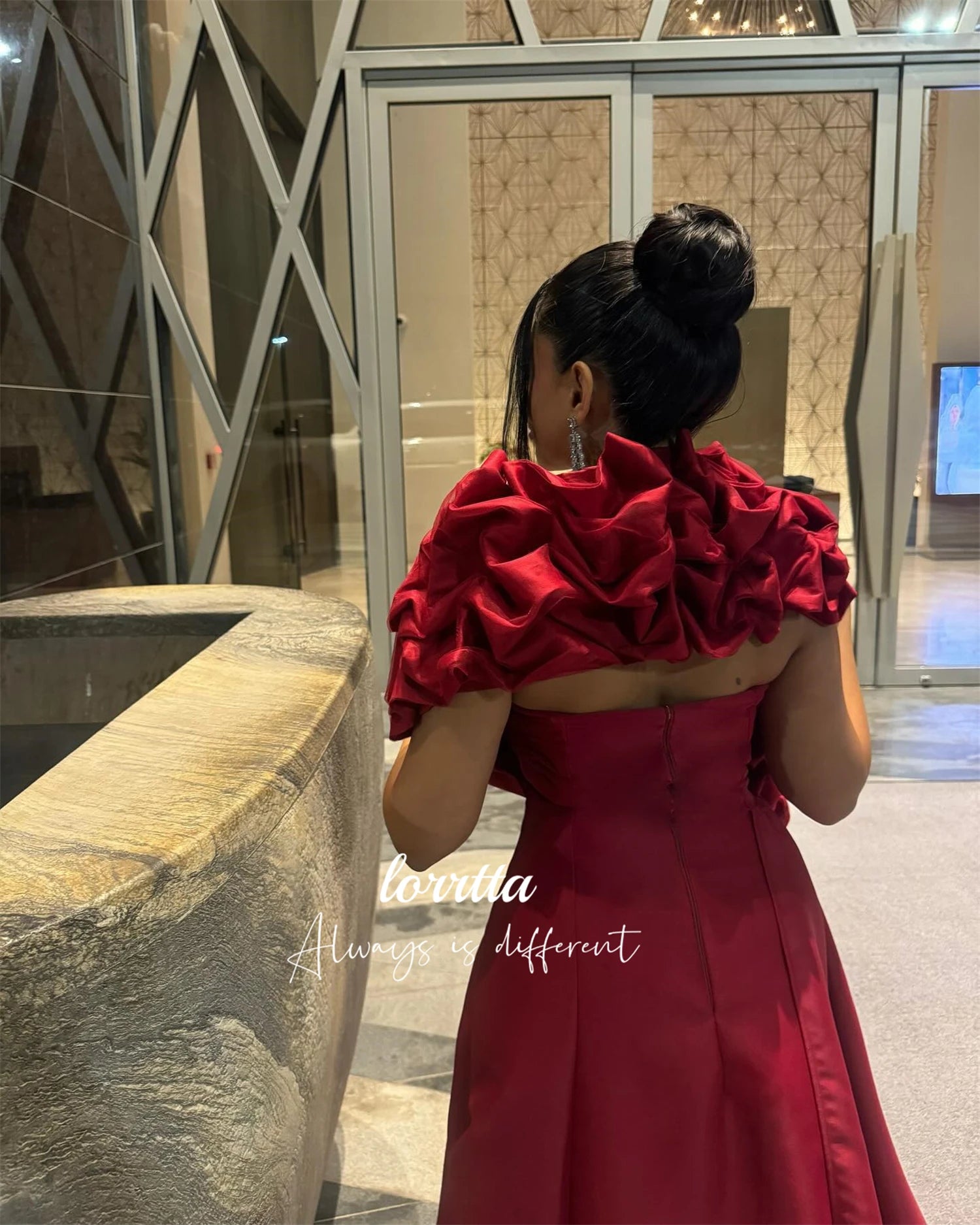 👑 QUEEN PRESTIGE — ROBE SATIN COL CARRÉ LONGUE