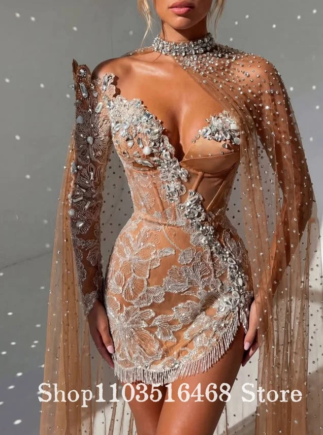 👑 QUEEN CHAMPAGNE GEMSTONE — ROBE COCKTAIL UNE ÉPAULE FRANGES & PERLES
