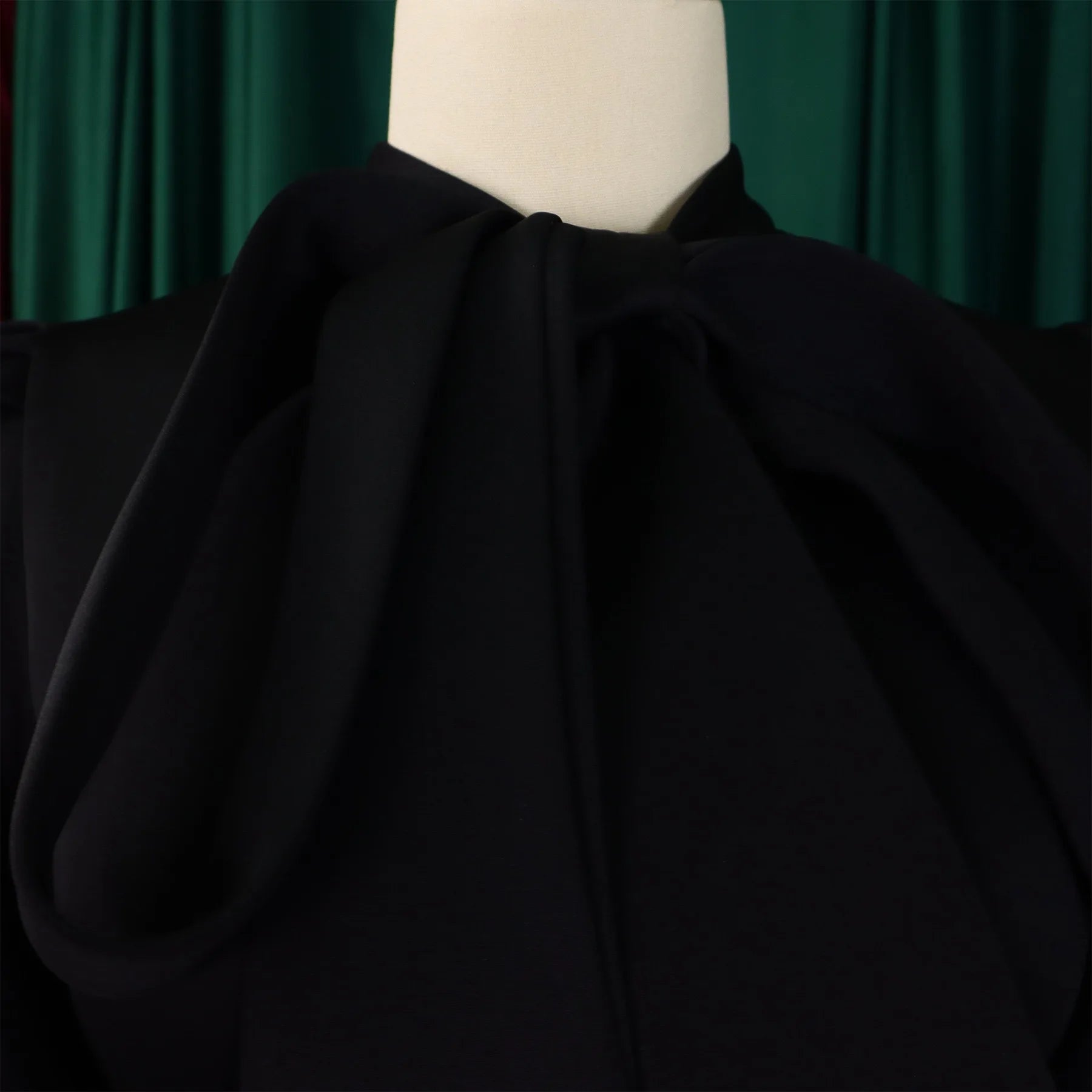 👑 QUEEN BOW — ROBE PLISSÉE À NŒUD SIGNATURE
