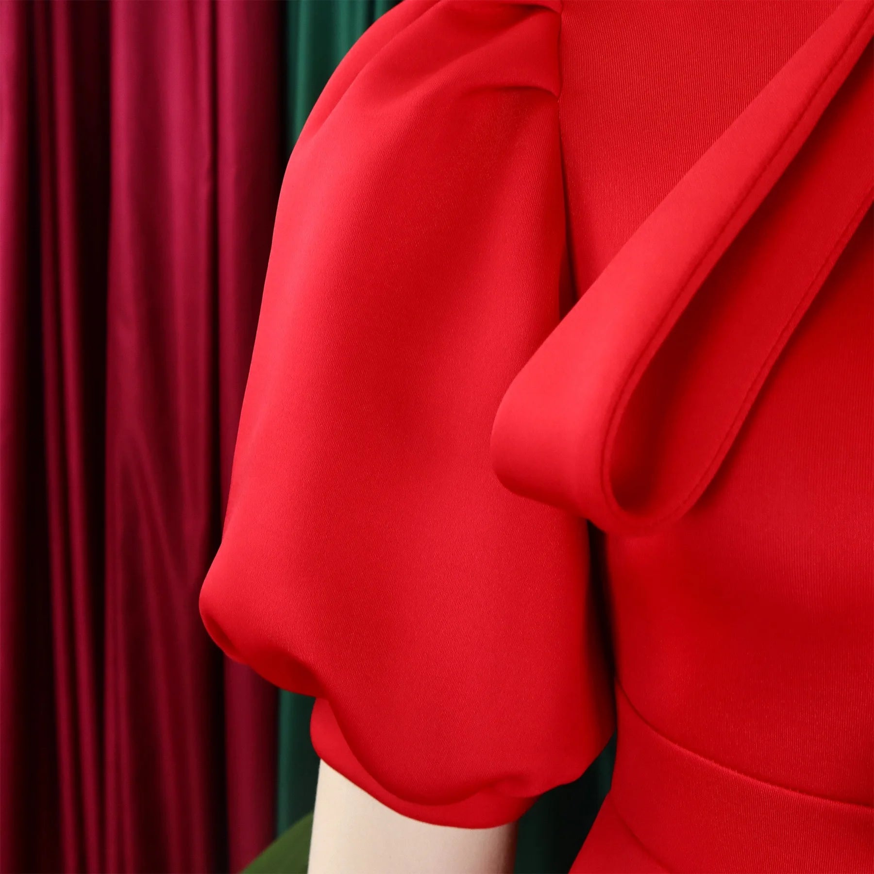 👑 QUEEN BOW — ROBE PLISSÉE À NŒUD SIGNATURE