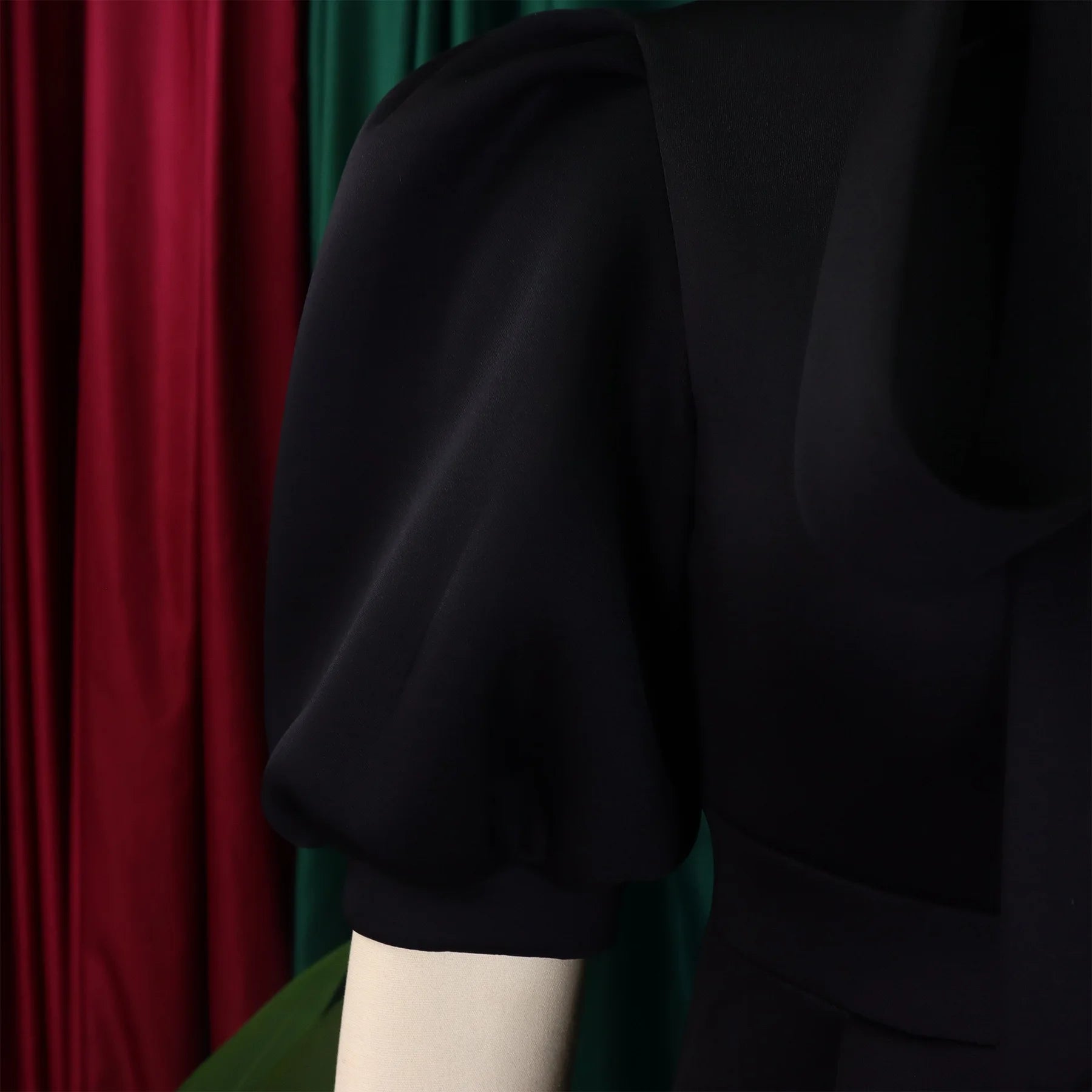 👑 QUEEN BOW — ROBE PLISSÉE À NŒUD SIGNATURE