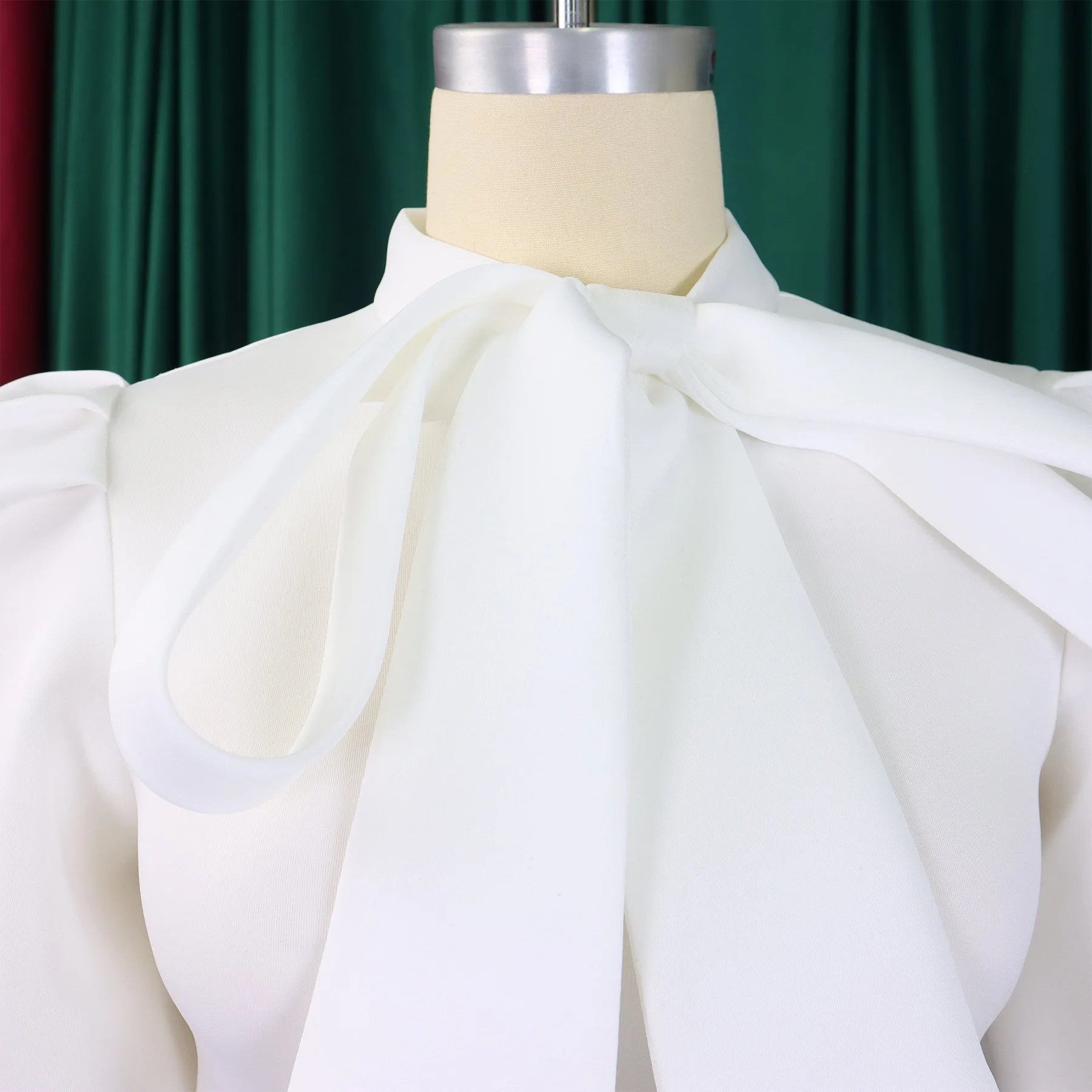 👑 QUEEN BOW — ROBE PLISSÉE À NŒUD SIGNATURE