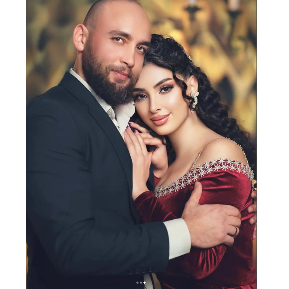 👑 QUEEN BORDEAUX ROYALE GOWN — ROBE LONGUE VELOURS ÉPAULE DÉNUDÉE FENTE LATÉRALE