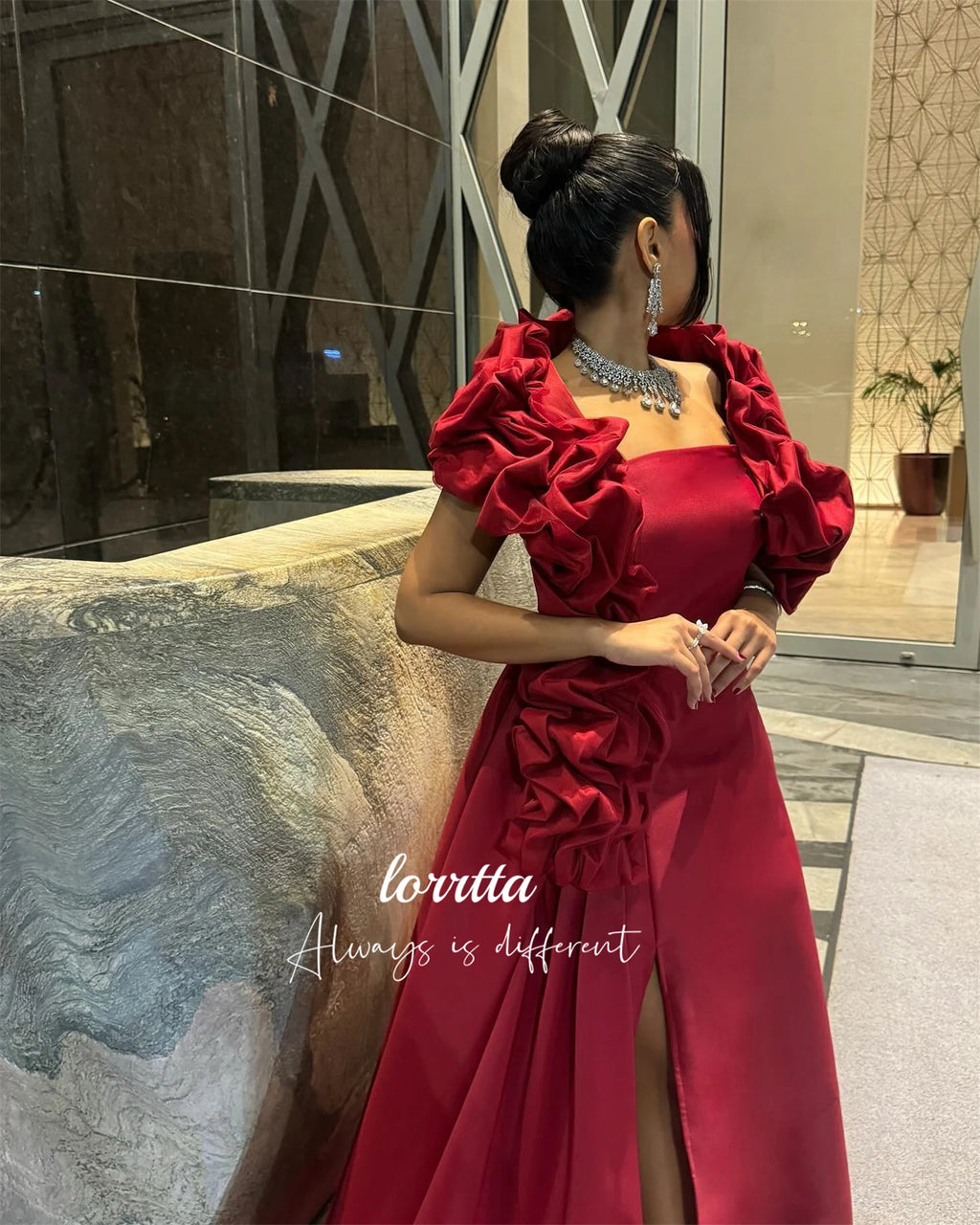 👑 QUEEN PRESTIGE — ROBE SATIN COL CARRÉ LONGUE