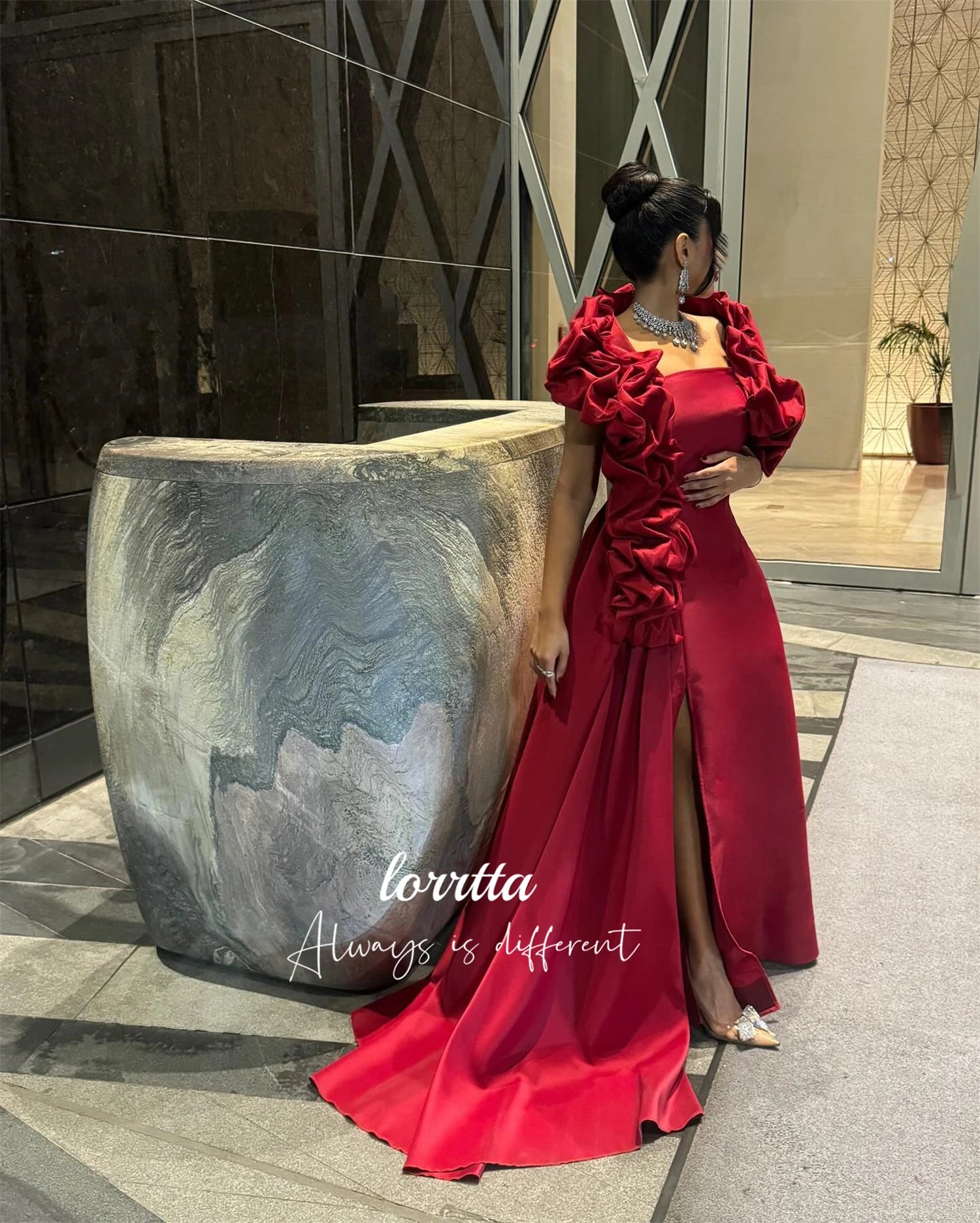 👑 QUEEN PRESTIGE — ROBE SATIN COL CARRÉ LONGUE