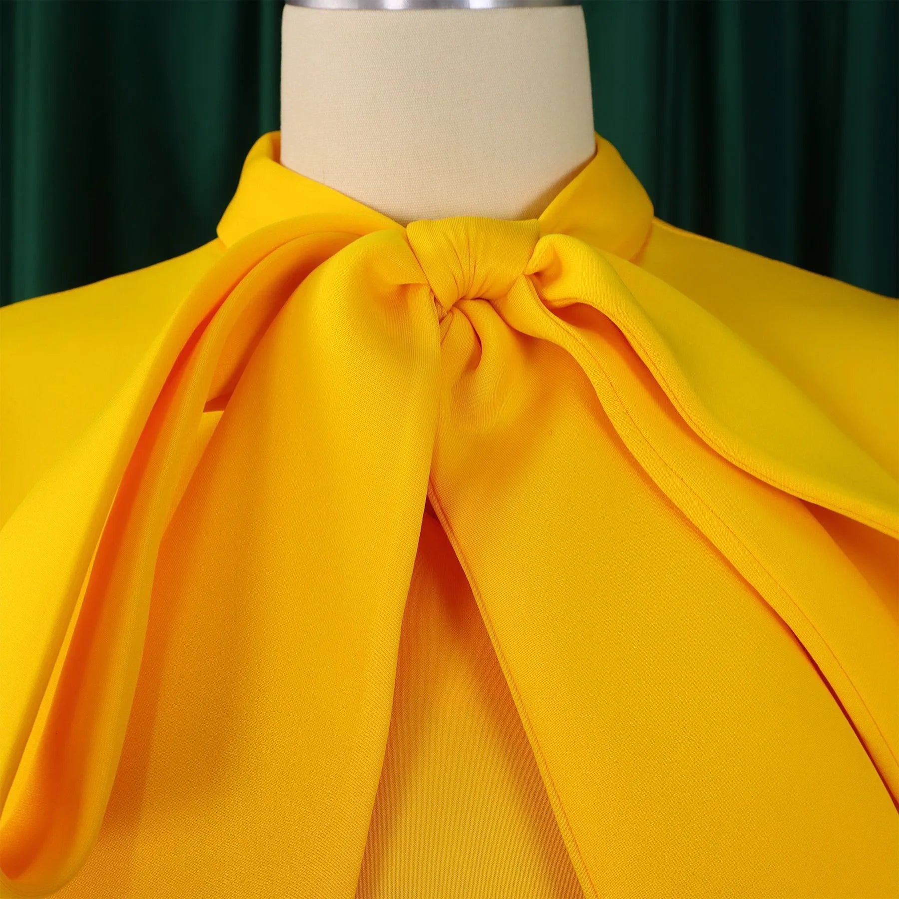 👑 QUEEN BOW — ROBE PLISSÉE À NŒUD SIGNATURE