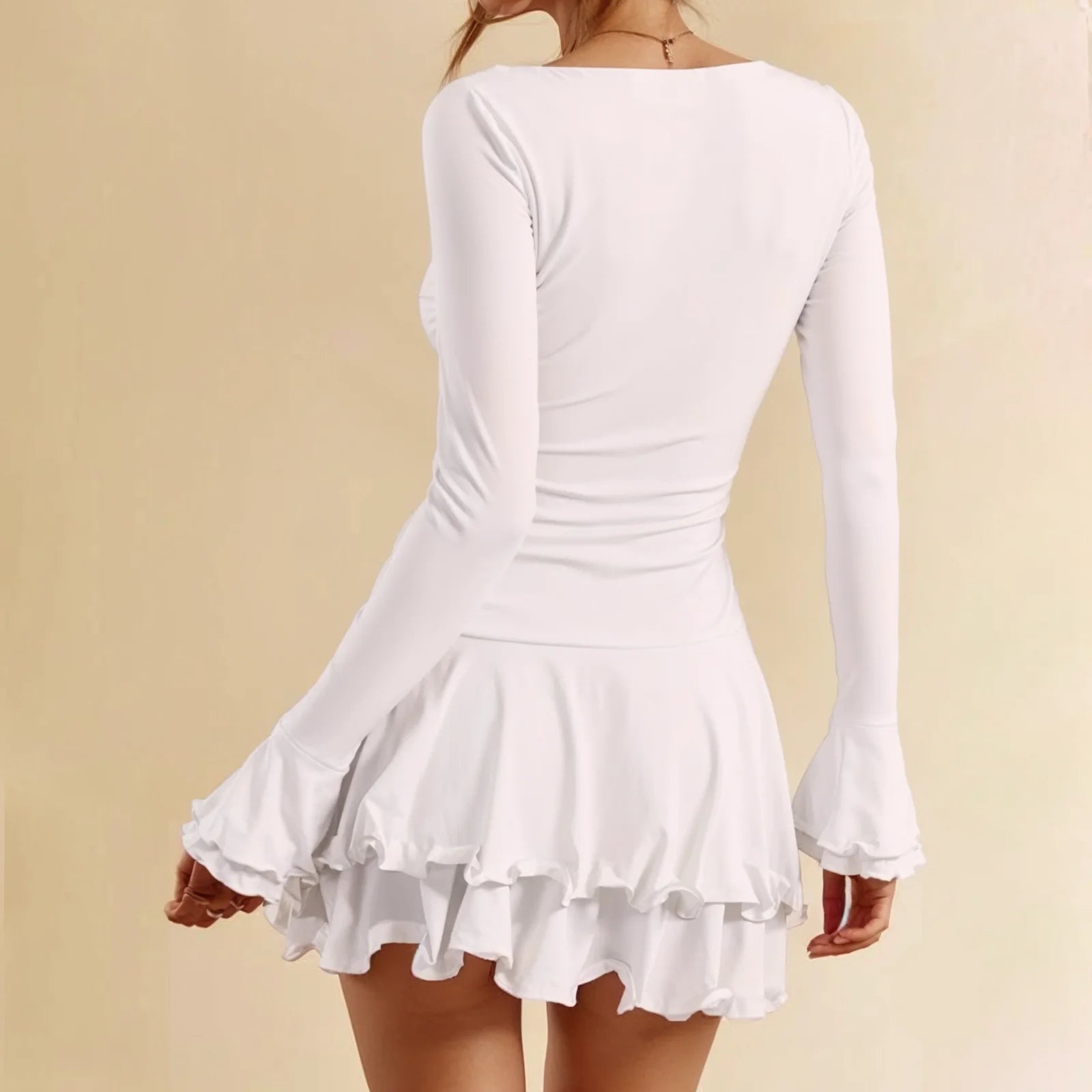 👑 Queen Volants Col V – Mini Robe Taille Haute
