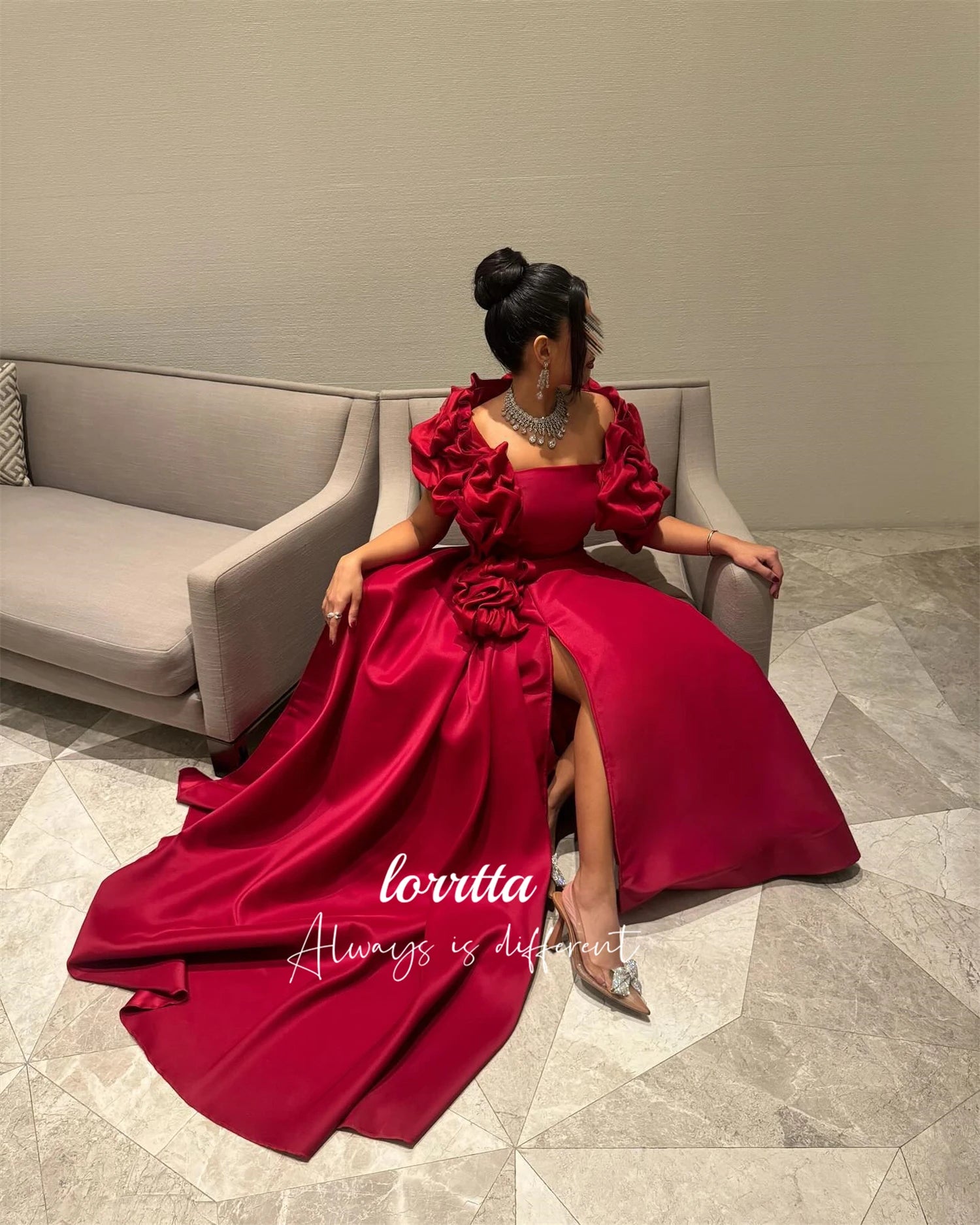 👑 QUEEN PRESTIGE — ROBE SATIN COL CARRÉ LONGUE